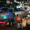 夜のバンコクとトゥクトゥク