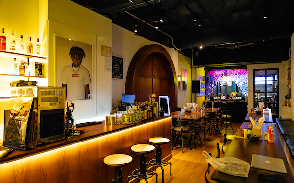 パタヤ・Buddha’s Holiday Barの店内