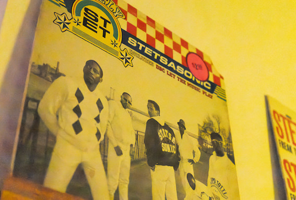 パタヤ・Buddha’s Holiday Barに飾られたステッツァソニックのジャケット