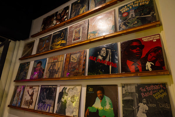 パタヤ・Buddha’s Holiday Barのに飾られたレコードのジャケット