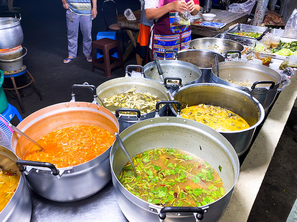 プンナウィティの惣菜屋１