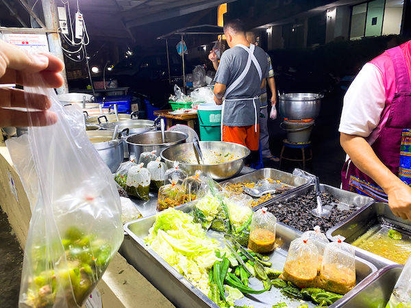 プンナウィティの惣菜屋２